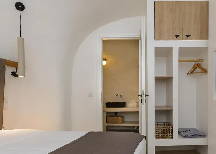 Anaktos Cave Fira (Santorini)